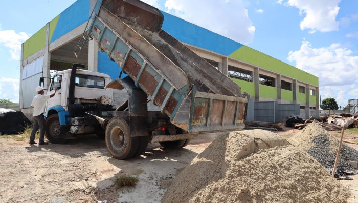 Prefeito de Suzano vistoria obras da Central de Triagem e da UBS do Monte Cristo