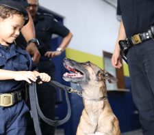 GCM é inspiração para criança neste Carnaval