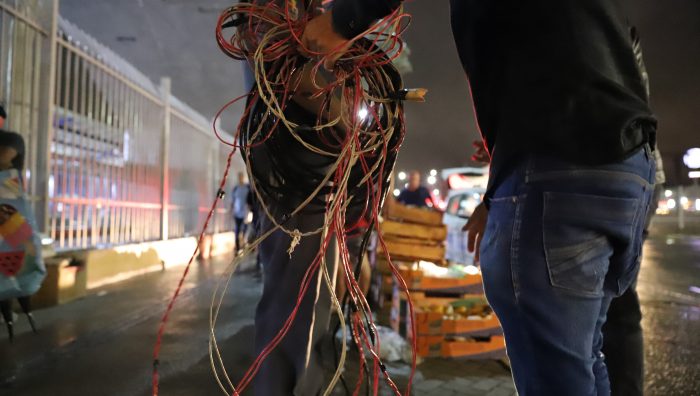 Fiscais combatem ligações clandestinas de energia elétrica