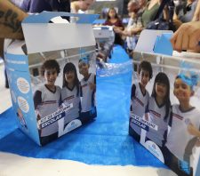 Educação distribui mais de 22 mil kits de uniforme escolar na Arena Suzano
