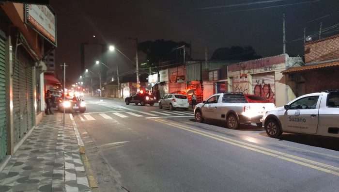 Tabacarias são lacradas com blocos e cimento durante fiscalização no centro