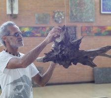 ‘Sobremadeira’ do artista plástico Erasmo Amorim abre temporada de exposições do Centro Cultural Moriconi