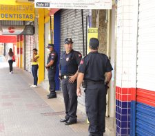 GCM sai às ruas para fiscalizar fechamento de estabelecimentos não essenciais