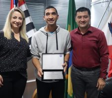 Prefeito e primeira-dama homenageiam criador do projeto Sciences