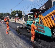 Rua Baruel começa a receber nova camada de asfalto