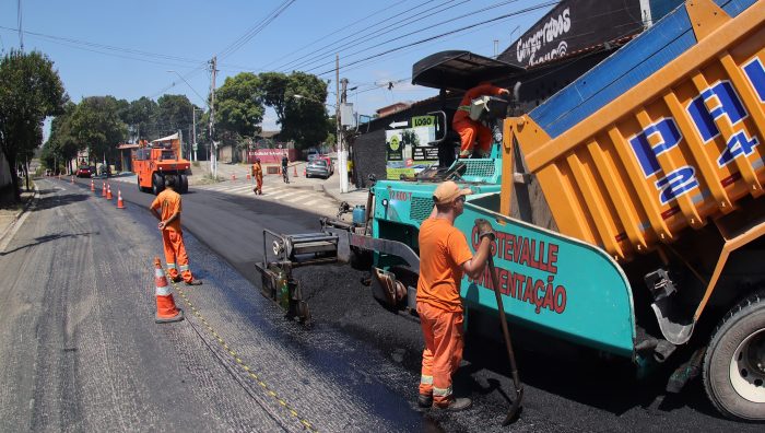 Rua Baruel começa a receber nova camada de asfalto