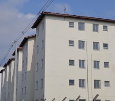 Suzano entrega chaves de novas moradias para 80 famílias