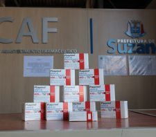 Suzano recebe 15 mil comprimidos de Plaquinol® doados pela Sanofi