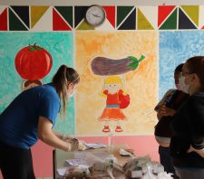 Famílias de alunos de projeto esportivo recebem cestas básicas no Jardim Planalto