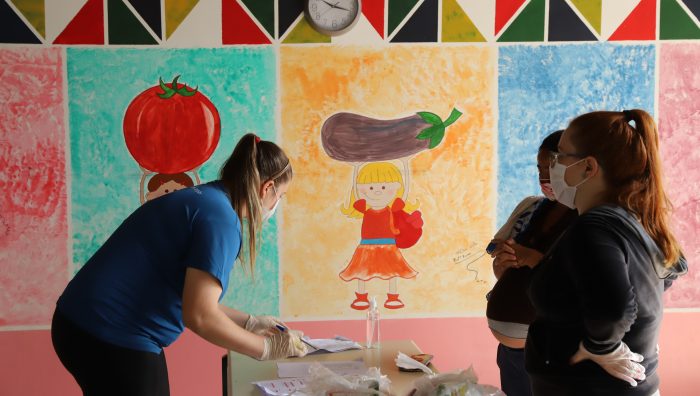 Famílias de alunos de projeto esportivo recebem cestas básicas no Jardim Planalto