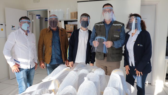 Saúde recebe cem máscaras Face Shield do Colégio Ferreira Master