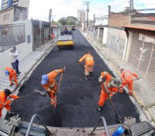 Via que liga ruas Baruel e Glicério recebe aplicação de asfalto
