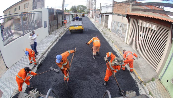 Via que liga ruas Baruel e Glicério recebe aplicação de asfalto