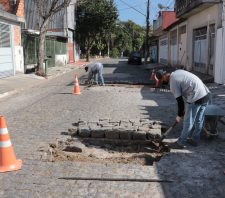 Ruas de paralelepípedo recebem serviço de realinhamento