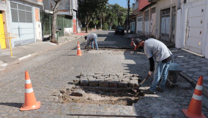 Ruas de paralelepípedo recebem serviço de realinhamento