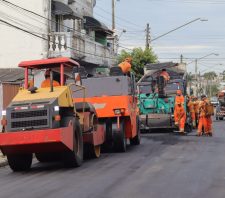 Mais uma via da Vila Figueira recebe asfalto novo