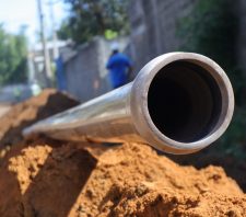 Rua da Vila Sol Nascente começa a receber redes de água e esgoto