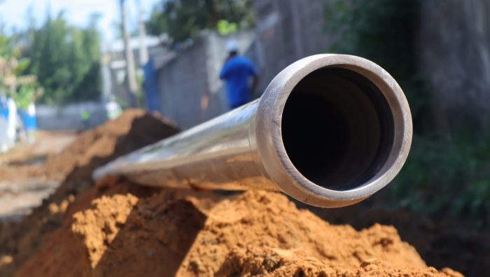Rua da Vila Sol Nascente começa a receber redes de água e esgoto