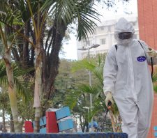 A pedido da prefeitura, Exército faz desinfecção de três praças da área central