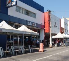 Prefeitura de Suzano oferece tendas e cadeiras em frente às agências da Caixa