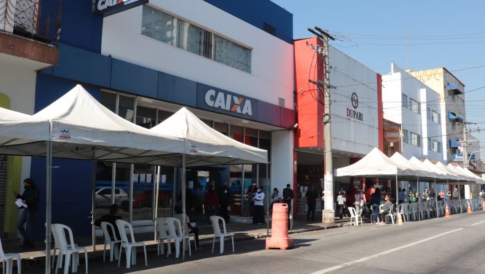Prefeitura de Suzano oferece tendas e cadeiras em frente às agências da Caixa