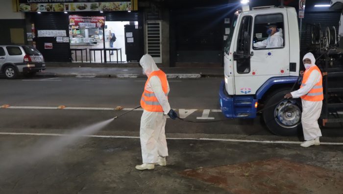 Áreas comerciais de Suzano passam por desinfecção