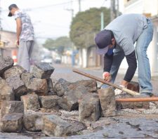 Vila Urupês passa por realinhamento de paralelepípedos