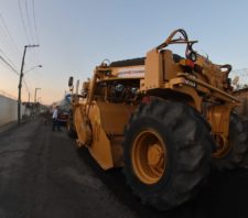Estrada Fazenda Viaduto começa a ganhar asfalto novo