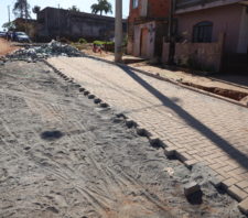 Prefeito de Suzano acompanha obras de pavimentação no Jardim Brasil