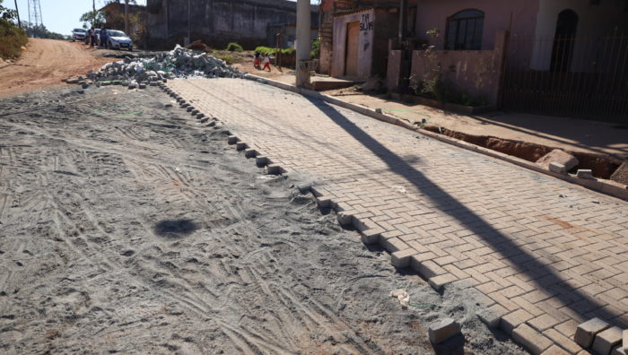 Prefeito de Suzano acompanha obras de pavimentação no Jardim Brasil