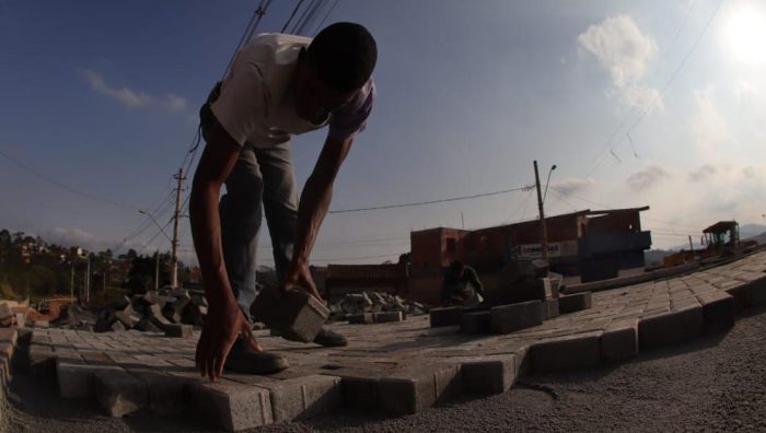 Ruas do Jardim Brasil começam a receber nova pavimentação