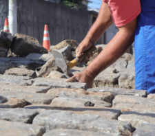 Realinhamento de paralelepípedos prossegue em três bairros de Suzano