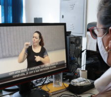 Educação e Saspe disponibilizam aulas sobre Libras e fotografia pela Internet