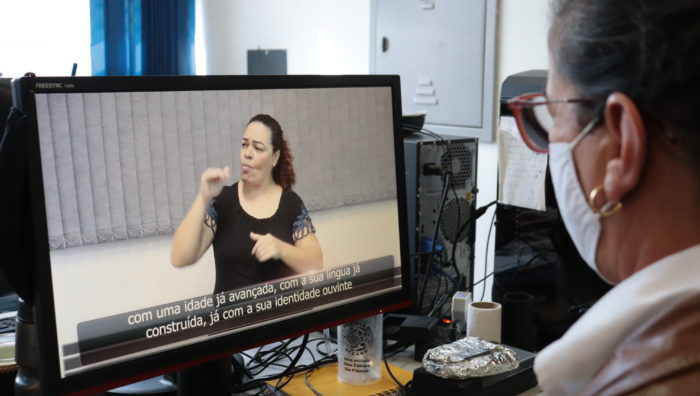 Educação e Saspe disponibilizam aulas sobre Libras e fotografia pela Internet