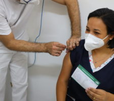 Mais de 800 profissionais da Saúde são vacinados contra a Covid-19