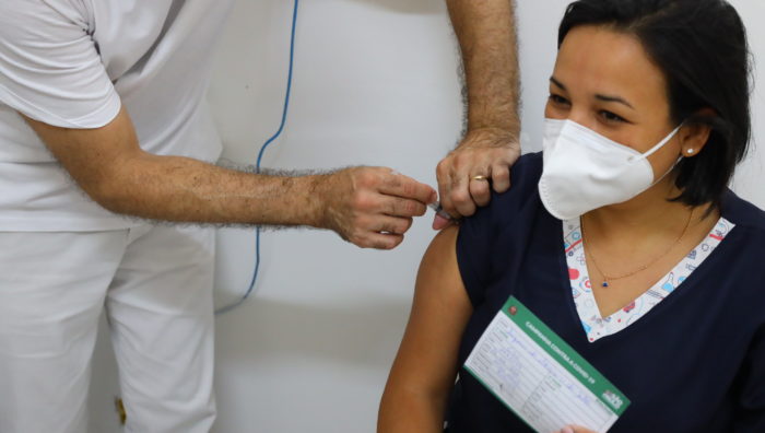 Mais de 800 profissionais da Saúde são vacinados contra a Covid-19