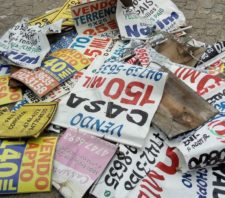 Mais de 200 placas de propaganda irregular são retiradas de vias públicas em Suzano