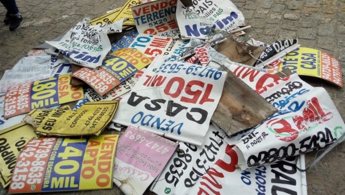 Mais de 200 placas de propaganda irregular são retiradas de vias públicas em Suzano