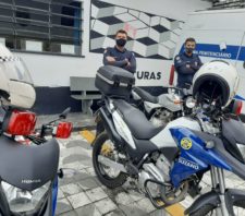GCM apreende moto com placa adulterada e detém acusado de tráfico de drogas