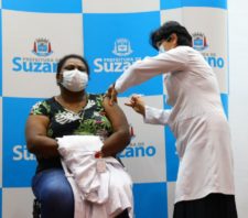Suzano imuniza primeira pessoa contra a Covid-19