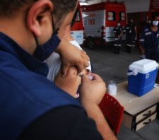 Mais de 700 profissionais da Saúde recebem 2ª dose da CoronaVac