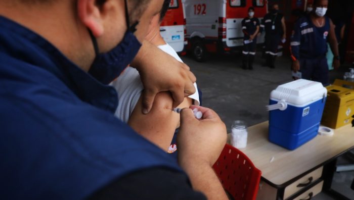 Mais de 700 profissionais da Saúde recebem 2ª dose da CoronaVac