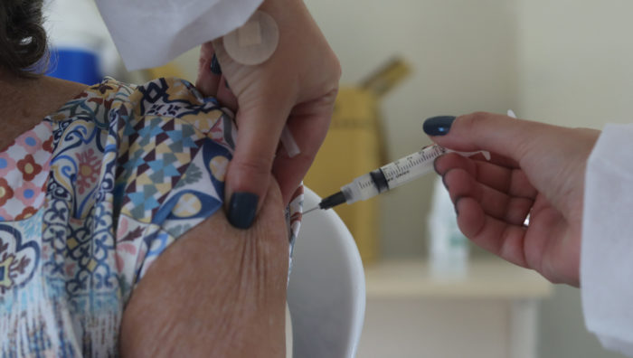 Idosos a partir de 85 anos recebem 2ª dose da CoronaVac neste sábado
