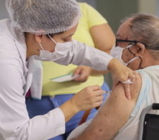 Suzano recebe novo lote e idosos de 68 anos tomam vacina nesta sexta-feira