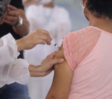Pessoas com 66 anos poderão se vacinar contra a Covid-19 nesta terça-feira