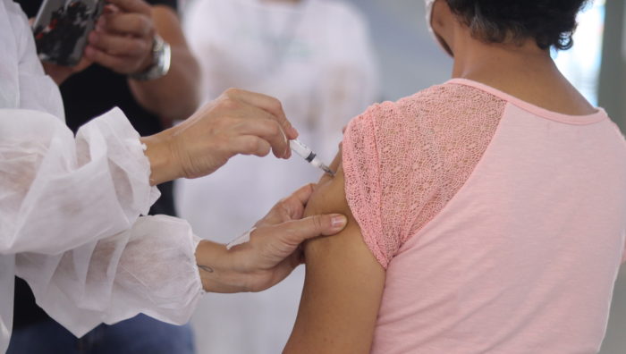 Pessoas com 66 anos poderão se vacinar contra a Covid-19 nesta terça-feira