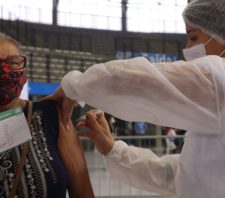 Suzano imuniza 1,5 mil idosos em dia de campanha contra a Covid-19