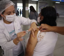 Idosos de 75 e 76 anos serão vacinados na próxima terça-feira