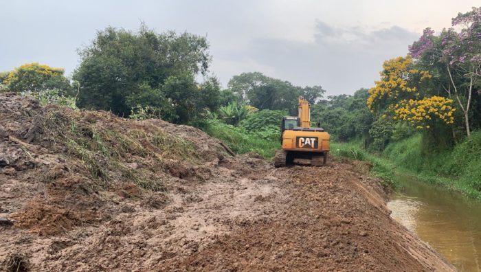 Prefeitura e Sabesp trabalham em desassoreamento do Taiaçupeba-Mirim