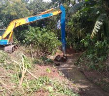 Integrantes da Prefeitura de Suzano e da Sabesp vistoriam Taiaçupeba-Mirim